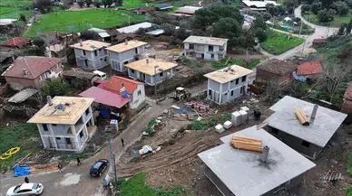 İzmir'de orman yangınında zarar gören yapıların yerine inşa edilen konutlar yükseliyor