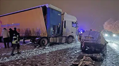 Erzurum'da tır ile çarpışan SUV tipi araçtaki 4 kişi hayatını kaybetti