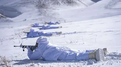 Özel harekat polislerinden dondurucu soğukta zorlu kış eğitimi