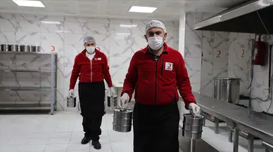 Depremzede aşçı Bayburt'ta Kızılaya gönüllü destek sunuyor