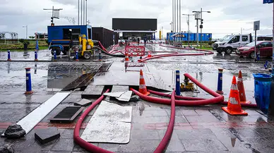 İzmir'de su basan ev ve iş yerlerinde tahliye çalışmaları sürüyor