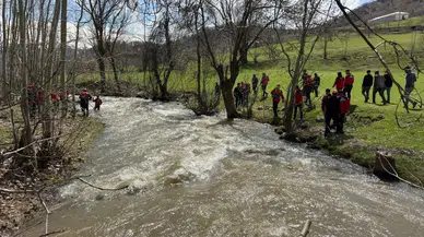 Dereye düşen 8 yaşındaki çocuk her yerde aranıyor