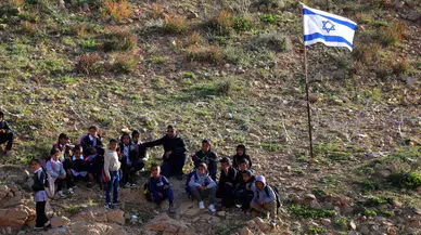 Filistinli çocuklardan okul yolunu kapatan askerlere protesto