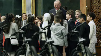 Cumhurbaşkanı Erdoğan Külliye'de çocukları ağırladı