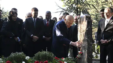 MHP lideri Bahçeli'den Alparslan Türkeş'in kabrine bayram ziyareti