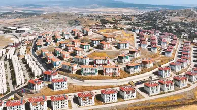 Bakan Kurum, depremzede ailenin yeni yuvasındaki bayram sevincini paylaştı
