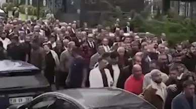 CHP Genel Merkezi önünde taşlı kavga: Mahkeme kararı sonrası ortalık karıştı