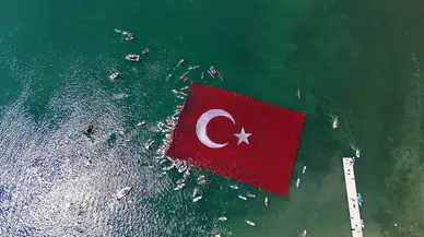 Sapanca Gölü’nde 1923 metrekarelik Türk bayrağı açıldı