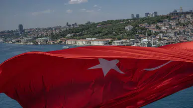 İstanbul Boğazı al bayrakla donatıldı: 15 Temmuz’un 10. yıl dönümünde köprülere dev Türk bayrakları asıldı