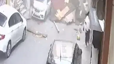 Uçan çatının altında kalmaktan son anda kurtuldular