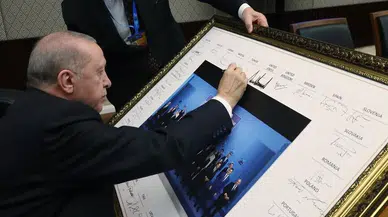Cumhurbaşkanı Erdoğan, NATO zirvesindeki aile fotoğrafına son imzayı attı