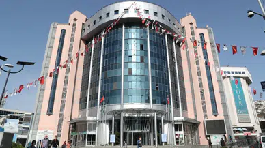 CHP'li İzmit Belediyesine operasyon: Başkan ve eşi dahil 31 kişi hakkında gözaltı kararı