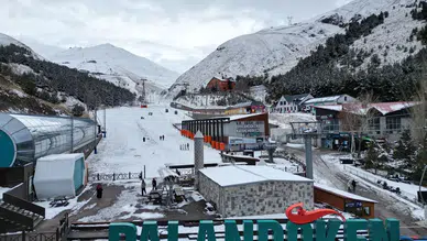 Palandöken'de kayak sezonu depolanan karla başlıyor