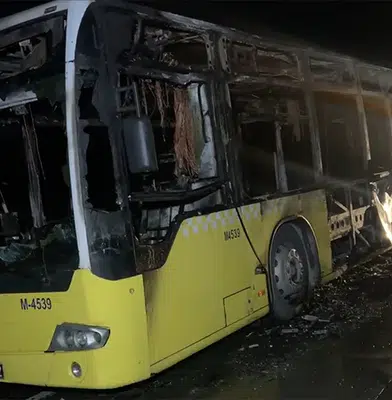 Arnavutköy'de İETT otobüsü yanarak kullanılamaz hale geldi