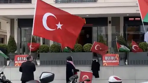 Üsküdar Bahçelievler’de McDonald’s açılışı protesto edildi