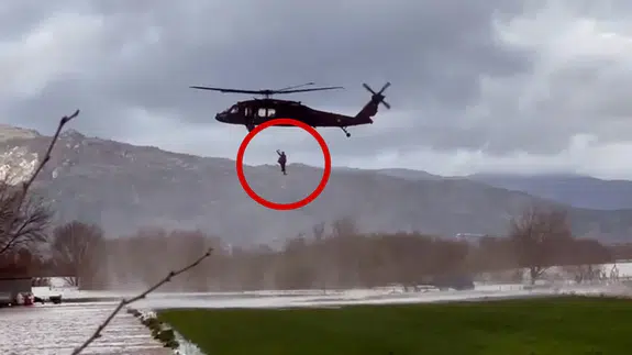 Aydın’da damda mahsur kalan vatandaş helikopterle kurtarıldı