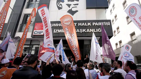 İzmir’de belediye çalışanları ayakta: Toplu sözleşme krizi büyüyor