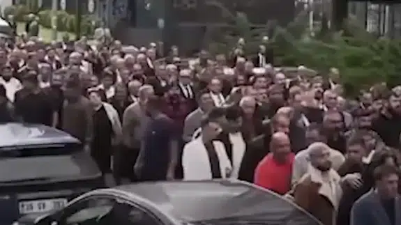 CHP Genel Merkezi önünde taşlı kavga: Mahkeme kararı sonrası ortalık karıştı
