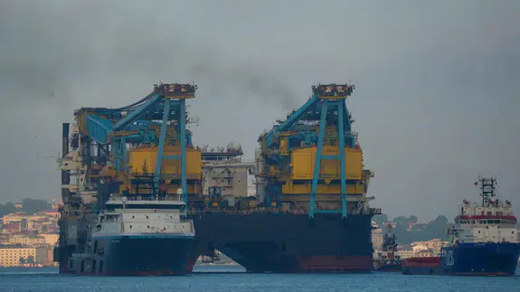 Dev vinç gemisi Saipem 7000 İstanbul Boğazı’ndan geçti