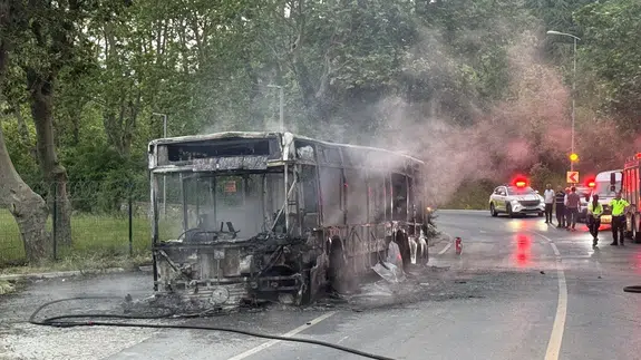 Beykoz’da seyir halindeki İETT otobüsü alevlere teslim oldu