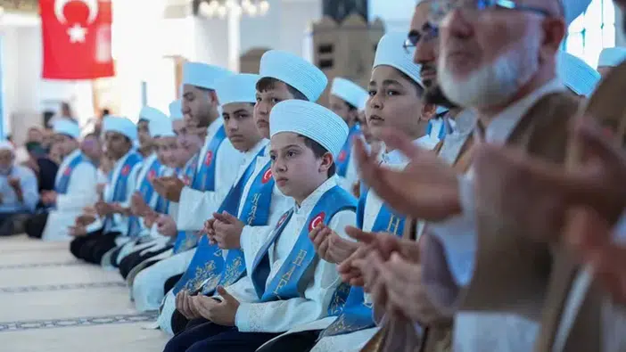 Esenler’de 114 hafız icazet aldı: Cumhurbaşkanı Erdoğan’dan umre hediyesi  