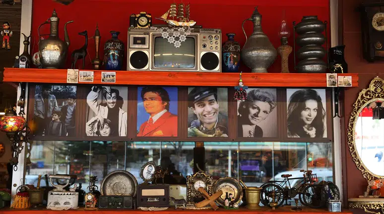 Dedesinin yadigarı sefer tasıyla başlayan antika tutkusunu restoranına taşıdı