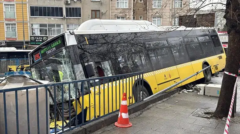 Esenler'de kontrolden çıkan İETT otobüsünün otoparka girmesi sonucu bazı araçlarda hasar oluştu