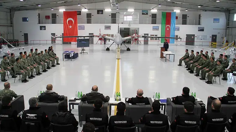 Azerbaycan'da ilk Bayraktar TB2 operatörleri mezun oldu