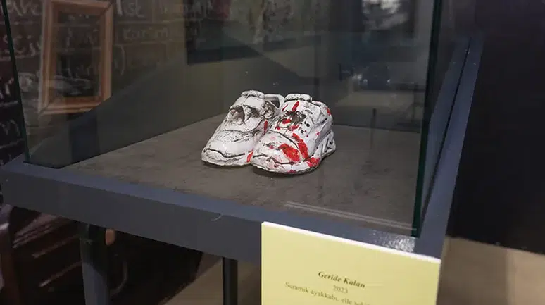 “Sessiz Ayakkabılar” sergisi, Gazze’nin yarım kalan hayatlarını anlatıyor