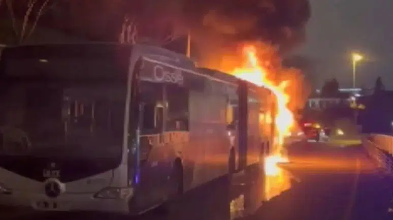 Beşiktaş’ta metrobüste yangın paniği: Yolcular tahliye edildi