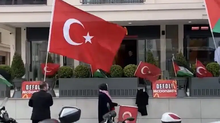 Üsküdar Bahçelievler’de McDonald’s açılışı protesto edildi