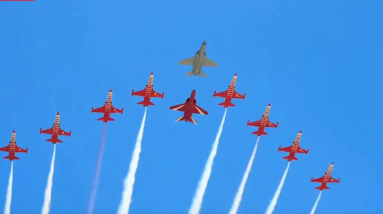 Türk havacılık tarihinde tarihi an: HÜRJET ve Türk Yıldızları’ndan 10’lu kol uçuşu