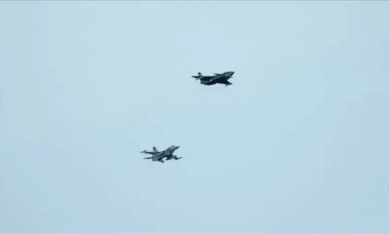 KIZILELMA ve F-16'dan tarihi ortak uçuş