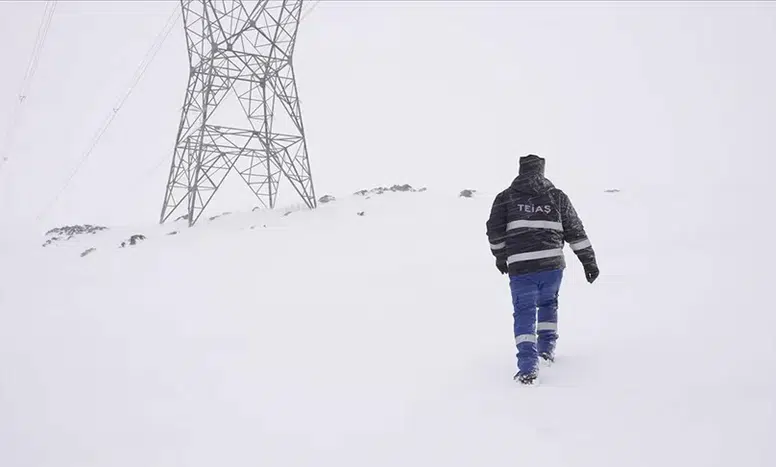 Bakan Bayraktar, kesintisiz enerji akışı için ekiplerin 7 gün 24 saat sahada olduğunu bildirdi
