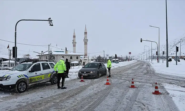 Bayburt-Erzurum kara yolu çığ nedeniyle ulaşıma kapandı