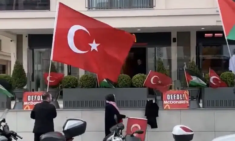 Üsküdar Bahçelievler’de McDonald’s açılışı protesto edildi