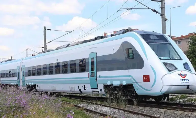 Milli elektrikli hızlı trenden yeni rekor: Saatte 240 kilometre hıza ulaştı