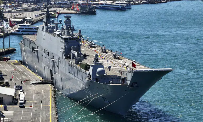 TCG Anadolu kapılarını vatandaşlara açtı