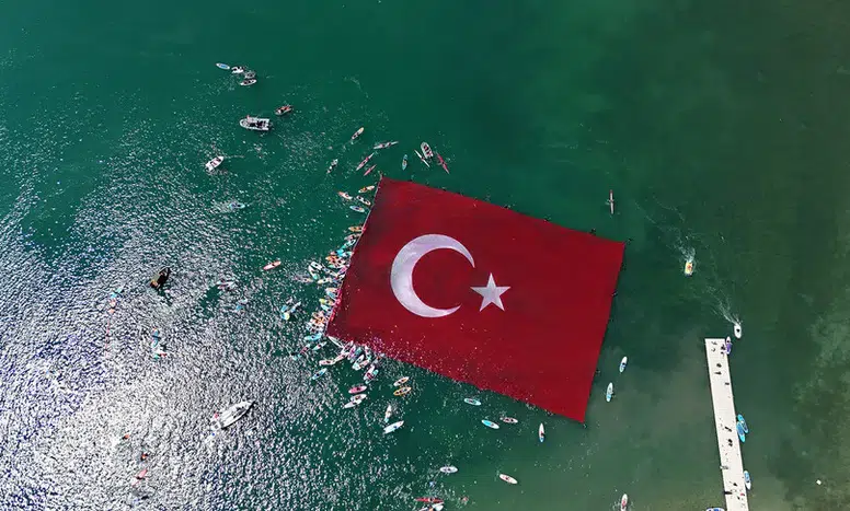 Sapanca Gölü’nde 1923 metrekarelik Türk bayrağı açıldı