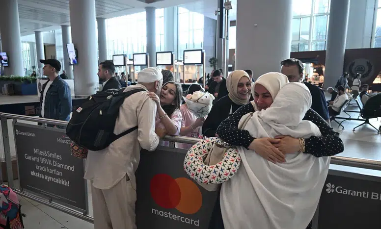 Hacılar yurda döndü: İstanbul Havalimanı'nda duygusal karşılama