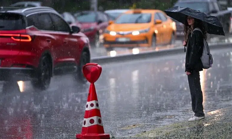 Meteoroloji'den 35 il için "sarı" ve "turuncu" kodlu alarm: Şiddetli yağış ve fırtına geliyor