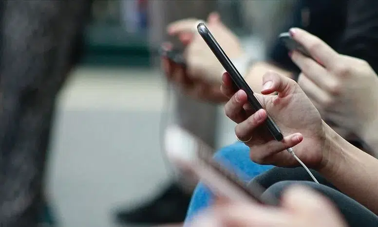 Telefonunuz sizi gerçekten dinliyor: Duymadığınız seslerle yapılan gizli takip