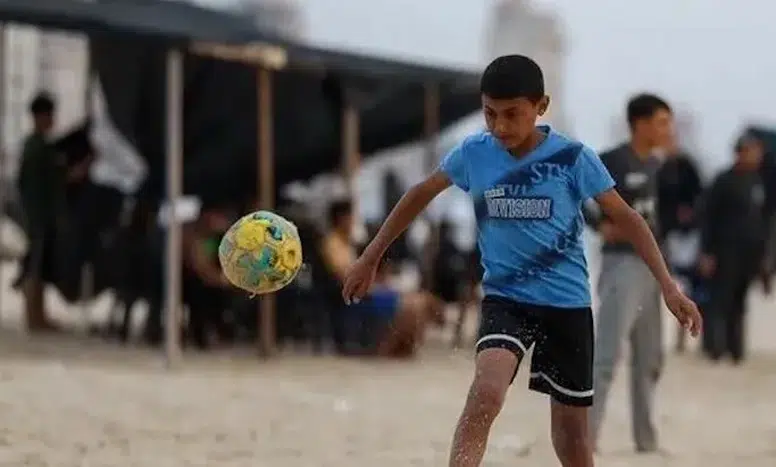 Gazze’de 3 yıl sonra plaj futbolu yeniden başladı: Enkazın ortasında umut yeşerdi