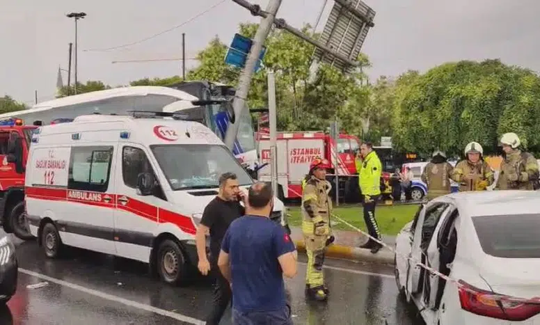 Eyüpsultan'da yolcu otobüsü ile otomobil çarpıştı: 2'si ağır 30 yaralı