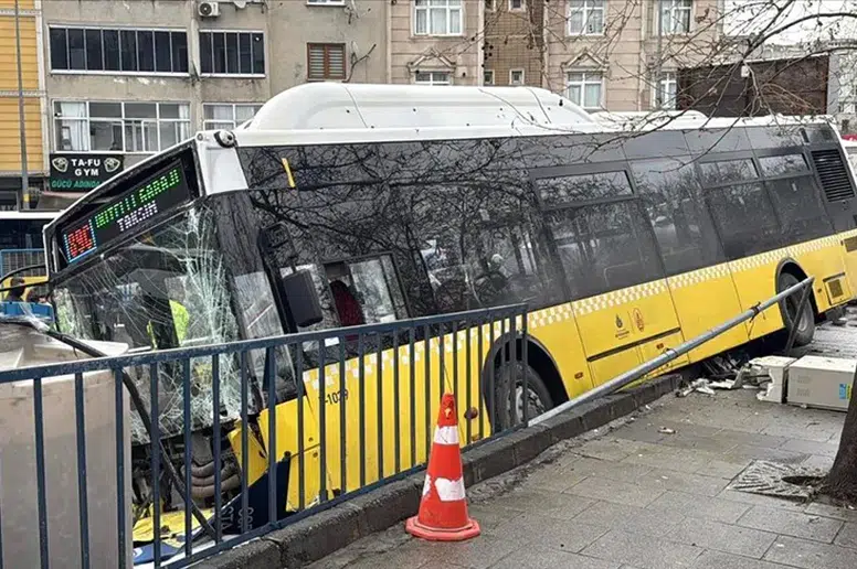 Esenler'de kontrolden çıkan İETT otobüsünün otoparka girmesi sonucu bazı araçlarda hasar oluştu