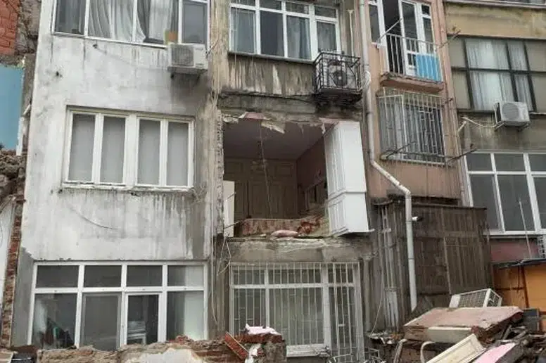 Şişli'de binanın duvarı çöktü: Mahalle sakinleri deprem zannetti