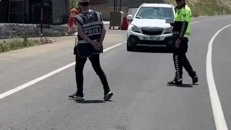 Erzurum’da polis kaplumbağa için trafiği durdurdu  