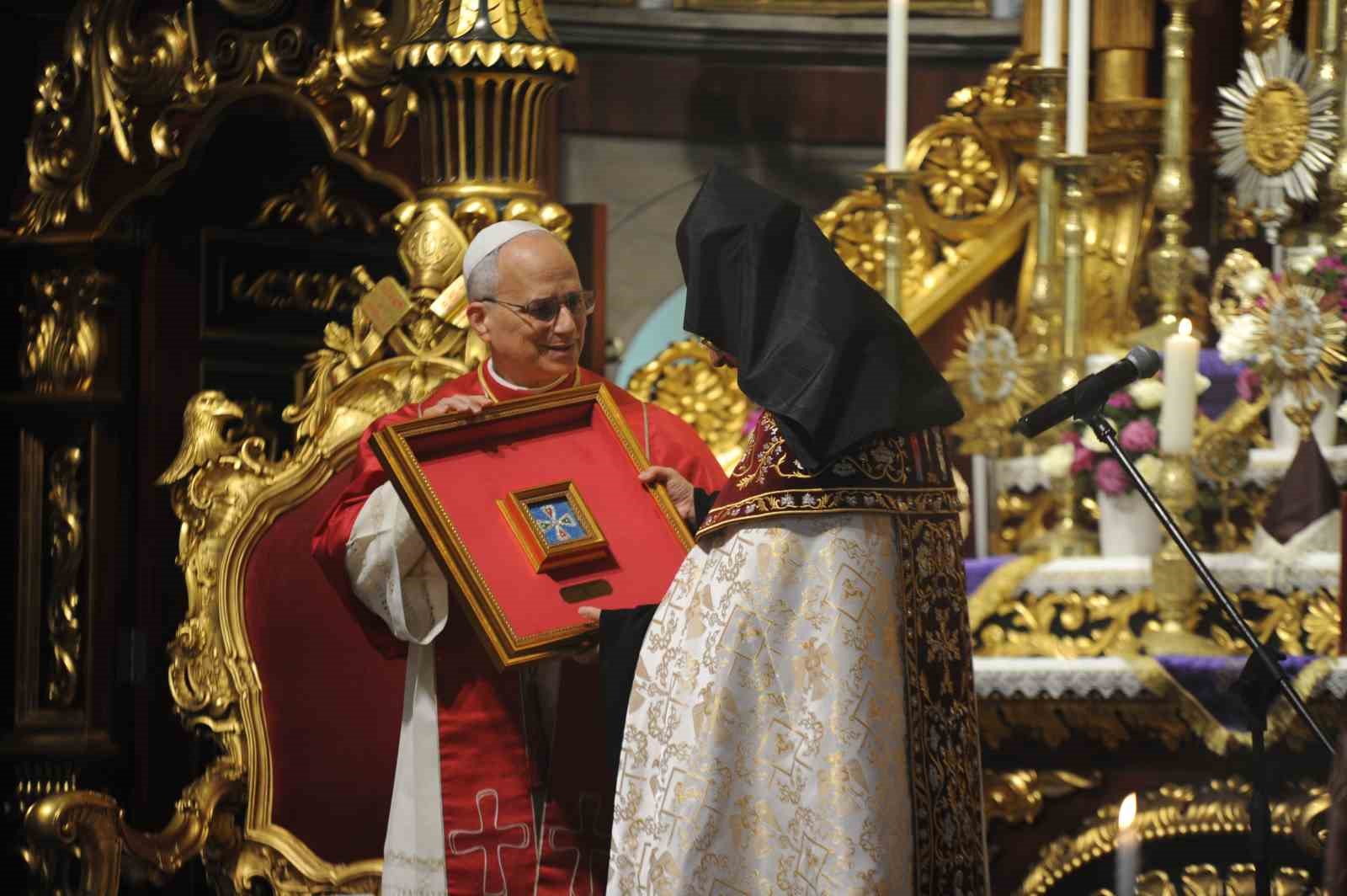 papa-14-leo-ermeni-apostalik-katedraline-dua-ziyareti-gerceklestirdi