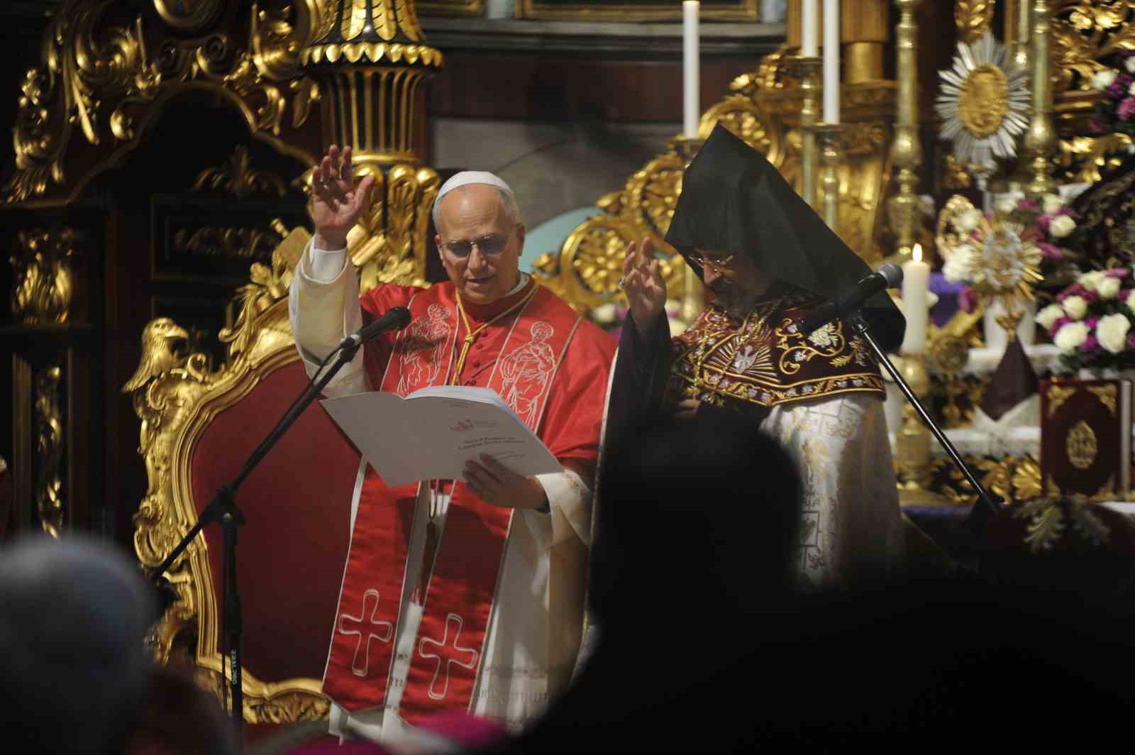 papa-14-leo-ermeni-apostalik-katedraline-dua-ziyareti-gerceklestirdi