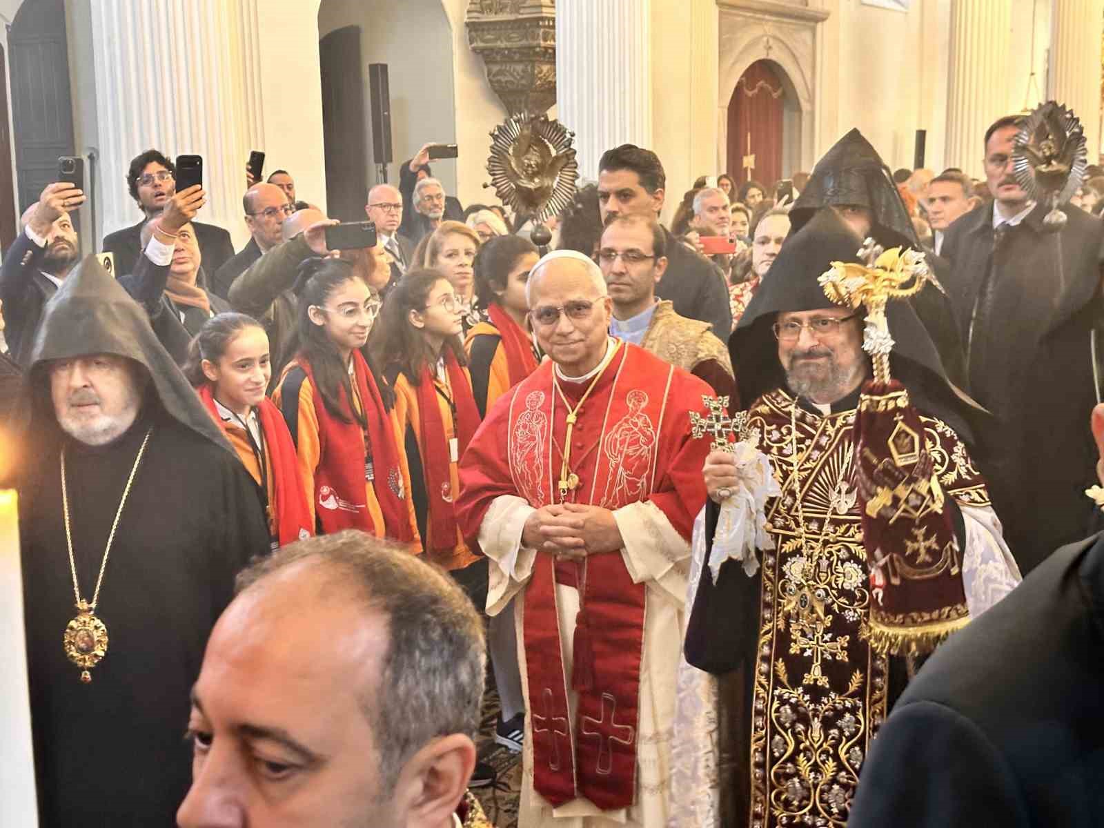 papa-14-leo-ermeni-apostalik-katedraline-dua-ziyareti-gerceklestirdi